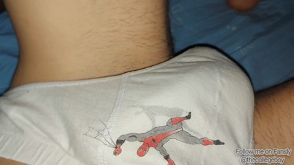 The college boy: Nesestříhaná masturbace s velkým čůrákem a výstřik