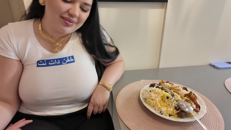 Amateur Homemade Porn: 케밥 점심 식사 후 페르시아의 큰 엉덩이 발정난 의붓여동생 따먹기