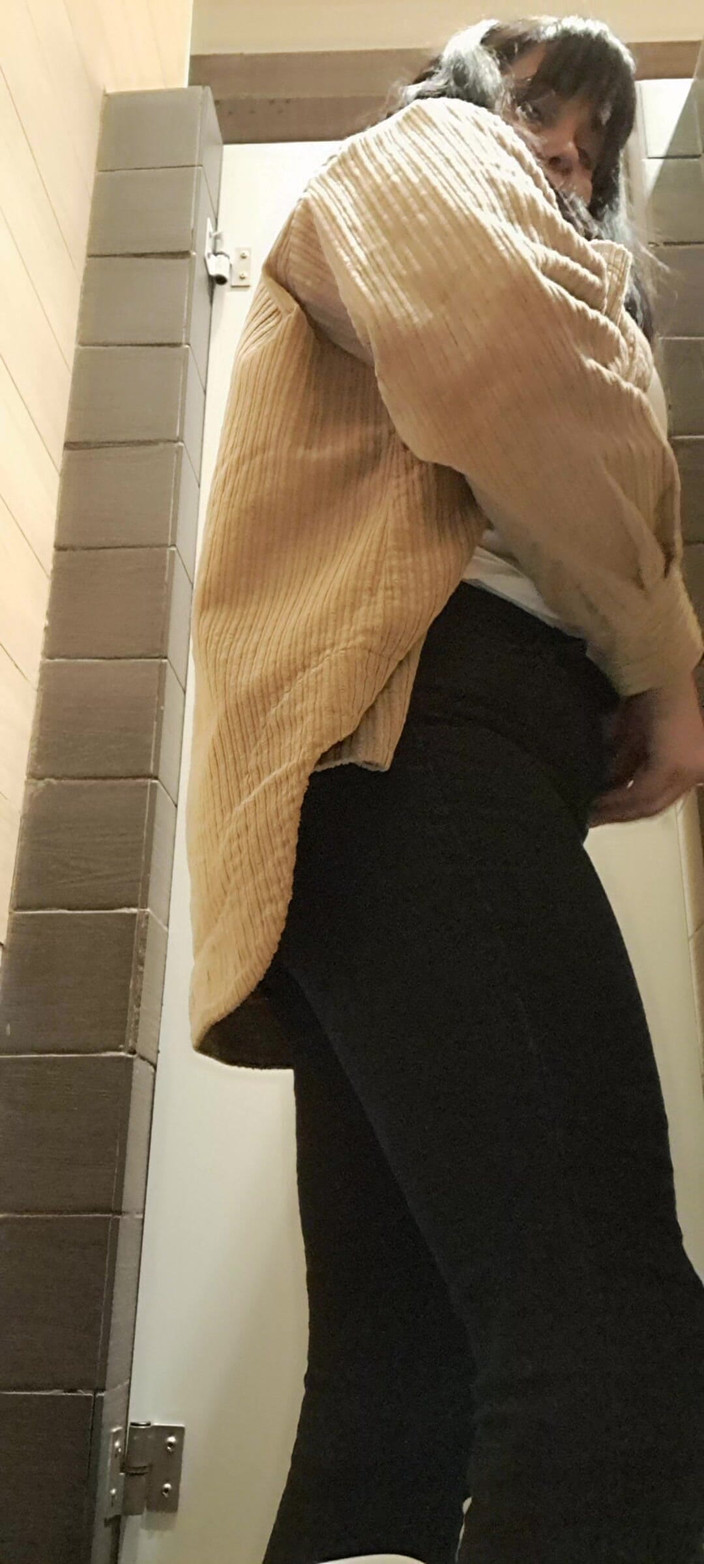 Mommy big hairy pussy: MILF s její chlupatou kundičkou hraje na klavír, Juicy