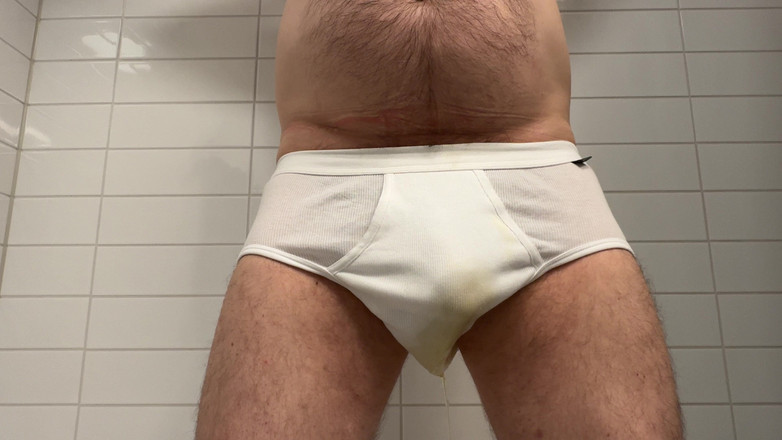 Beardedcummer: Pai mijando em suas novas cuecas brancas