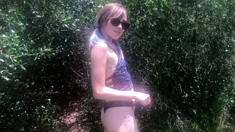 kactus kutie: 숲에서 오줌을 싸는 소녀