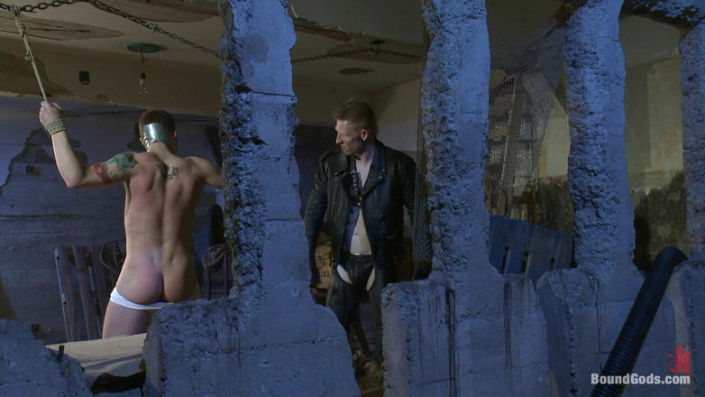 Bound gods: Dokowiec zostaje zdjęty i zerżnięty przez skórzanego domu