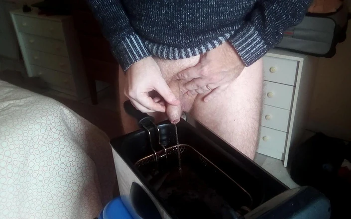 Sex hub male: John is pissing into the fryer