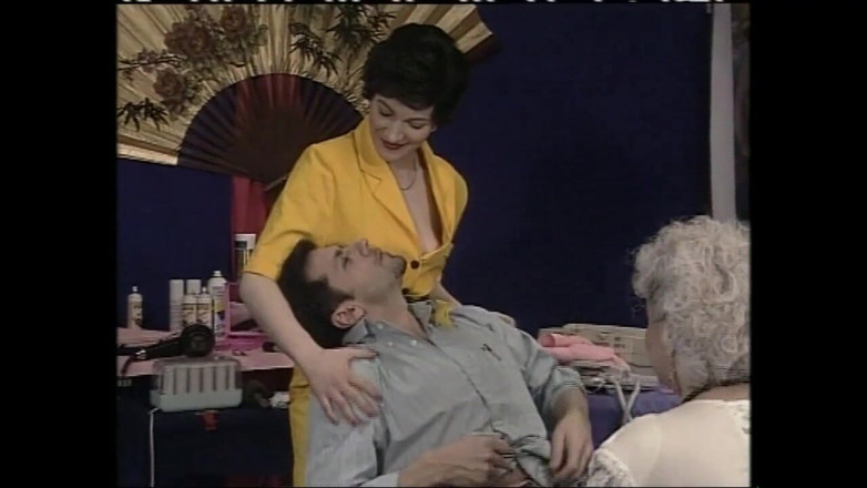 Vintage megastore: Italiensk vintage trekant för en MILF i sexiga svarta strumpor...