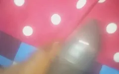 他总是在晚上偷偷溜进我的房间。