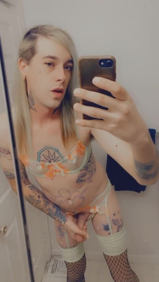 CarmenMelatonin: Sexy Bikini Babe wants to suck you off