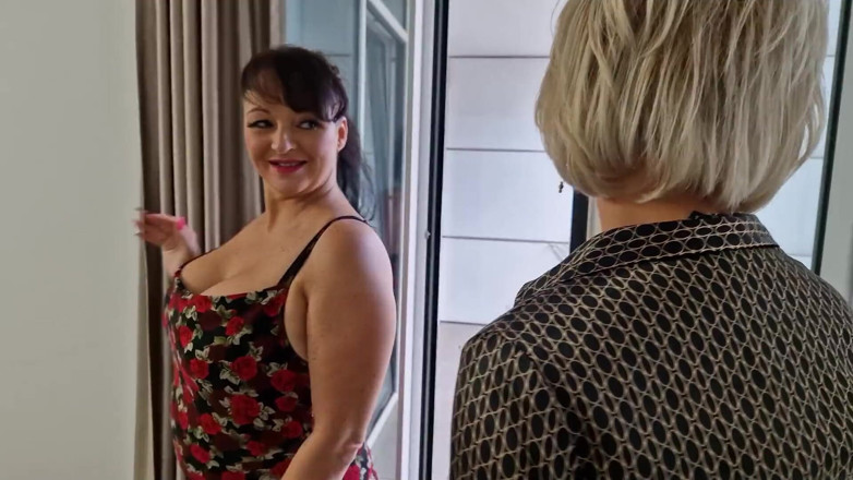 Wanilianna: Mature, lusty lesbians in stockings