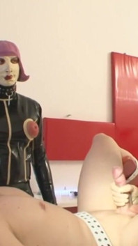Petit gode à pénis dans le cul humiliant