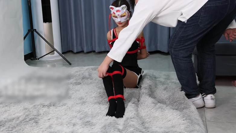 Asian bondage: Eine junge, schöne, schlanke und bezaubernde Freundin mit schwarzen Strümpfen,...