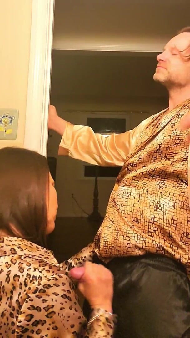 Satin Fetish King: Parlak altın şehvetli saten sakso ve esmer olgunla sikişiyor