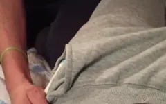 Sukkel zuigt aan een lul