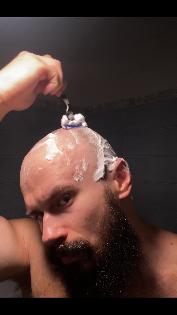 Mister Stone: Asmr video di me che mi raso la testa