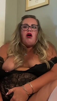 Bbw-milf Lilybay73 neukt en zuigt haar dildo totdat ze klaarkomt