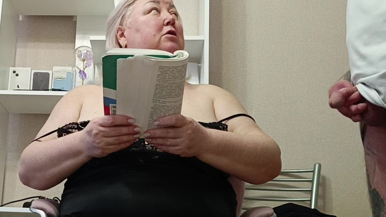 Zona901: Masturbând o pulă, futând un vecin în gura ei și ejaculând pe țâțele...