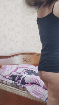 mere bedroom men, meri premika kapre utaarti hai aur khud ko mujhe dikhaati hai