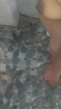 Casal nu tomando banho enquanto chupa peitos