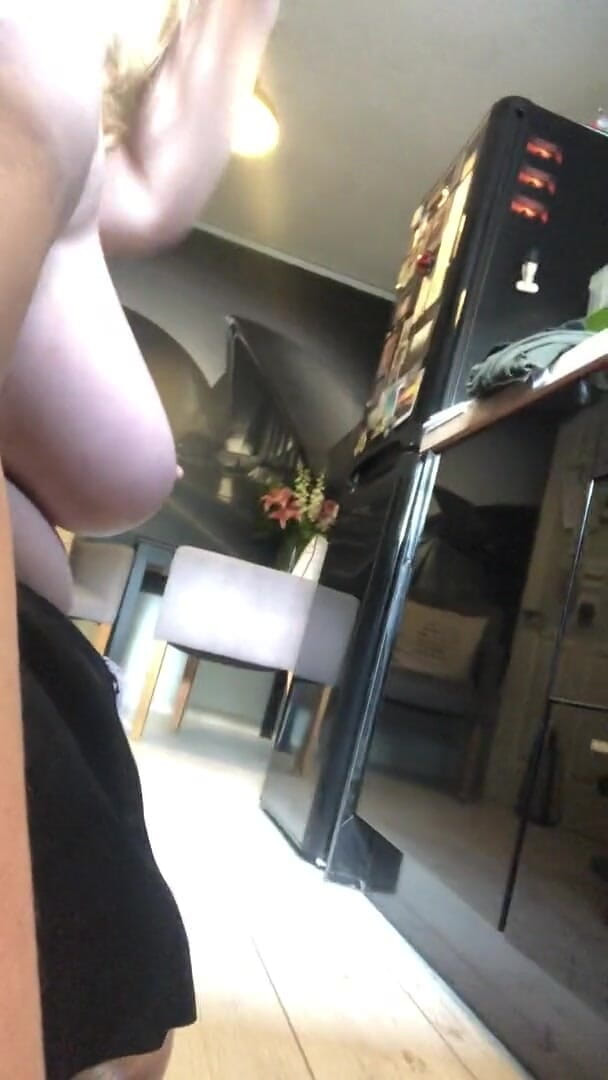 Naughtyhayley: Ma femme de ménage coquine se masturbe avec un jouet...