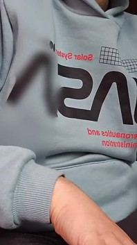 Baculatý hráč si honí na webové kameře a stříká