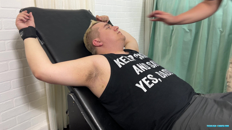 Ticklish Chubs: Achilles neemt wraak op Matt