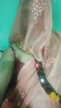 Gaurisissy, femme trans indienne, presse et trait ses seins dans un sari rose