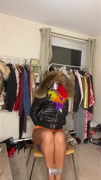 Latina dalam Fur & Parkas (bahagian 2) (saiz lebih kecil)