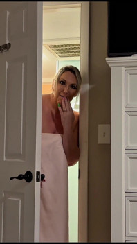 Une collègue BBW se fait facefucker sous la douche