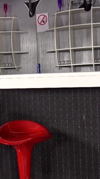 Alina Lamour seduce al camarero con una enorme polla negra y folla duro