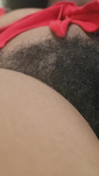 Ensam hårig MILF bra knull - hårig fitta utseende i en intim