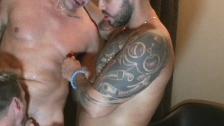 Latino Fucker: Gangbang med vänner