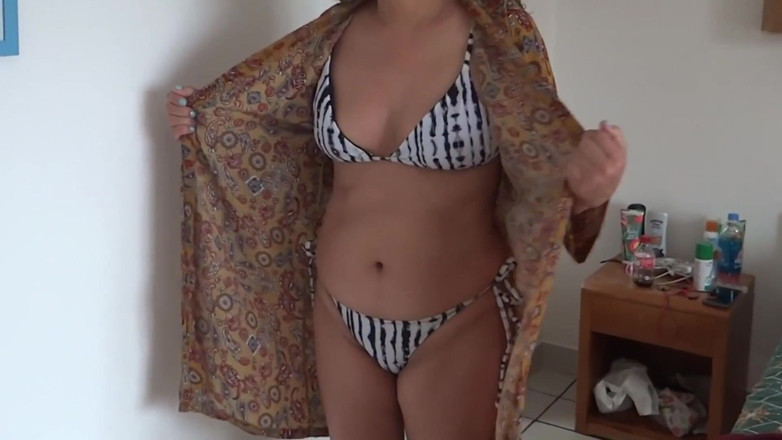 Ardientes69: Na plaży noszę bikini, pasierb szarpie się, obserwując mnie