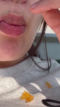 Menina gigante encontra um pequeno homem em seu saco de chips e é surpresa, mas ela come o pequeno