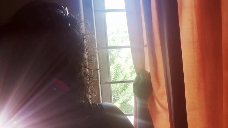 Tina Baby: Desi tina berkemah di rumah saat bekerja