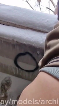 Uma estudante está se masturbando secretamente em um hospital abandonado, mas eu o fodi em pêlo por isso.