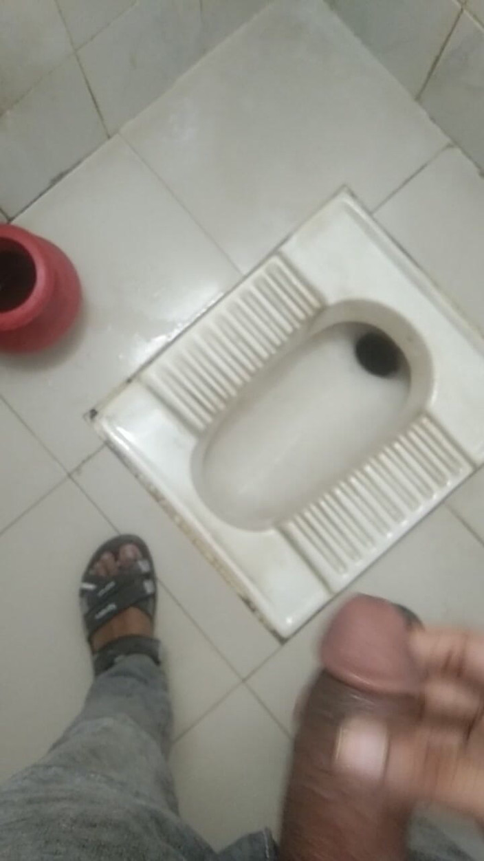 Viral_tiktokar: I Went to the Office Bathroom and Beat Myself up