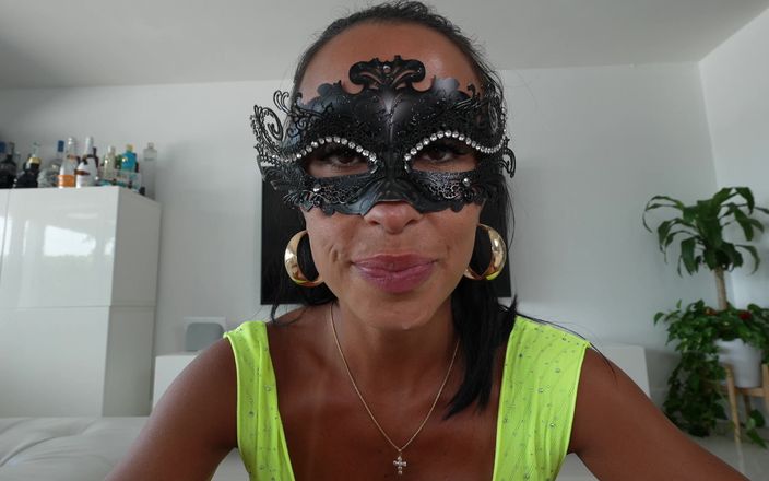 Miss Lexa: Unsă cu ulei și futută în costumul meu