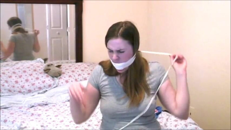 Selfgags classic: Alex joga uma docas - parte 2: Capturada e meia amordaçada