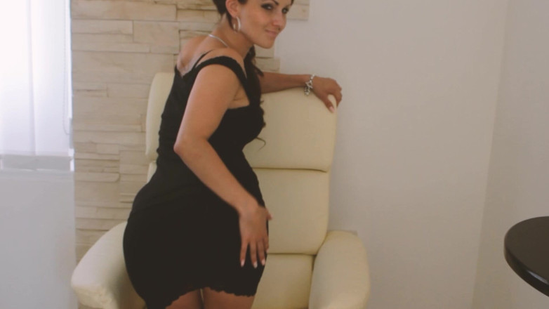 Bananas with Melons: Сцена с дикими очками - 3_brunette-тинка с большими сиськами мастурбирует свою тугую киску пальцами
