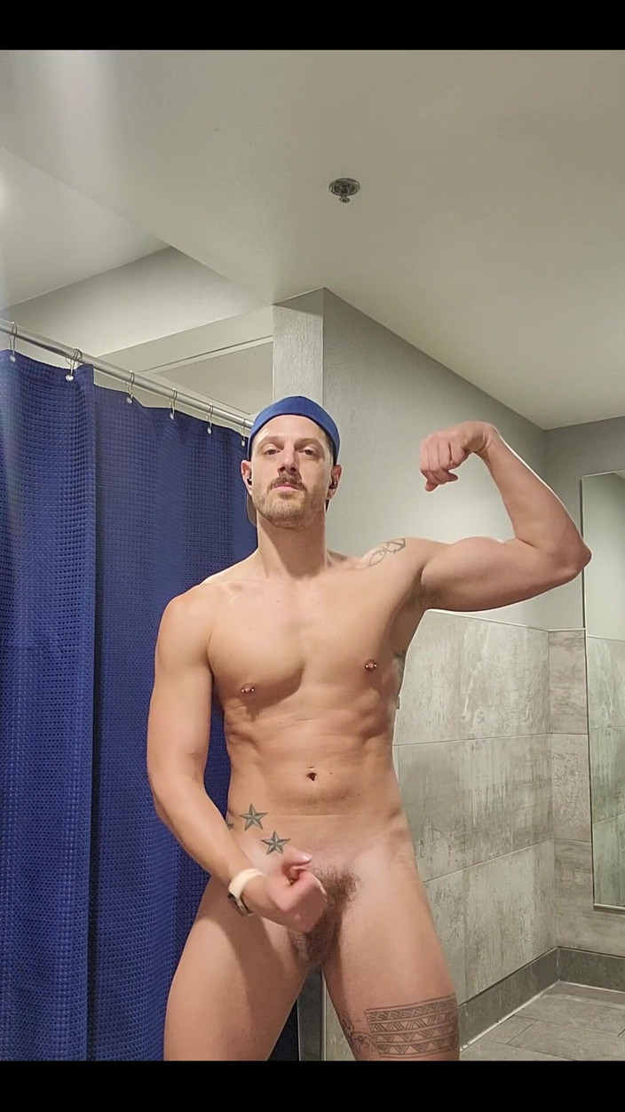 KingB8er: ¡Me encanta flexionar y presumir en el vestuario! Desnude y...