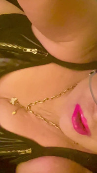 Il trav krissy sweets vuole il tuo grosso cazzo in profondità nel suo buco stretto da scopare