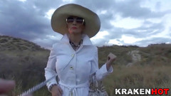Krakenhot: 热辣熟女Daniela Evans的户外提交独家色情视频