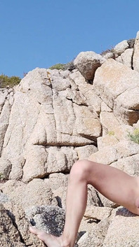 Młody Hunk złapał Wank na wybrzeżu przy skałach