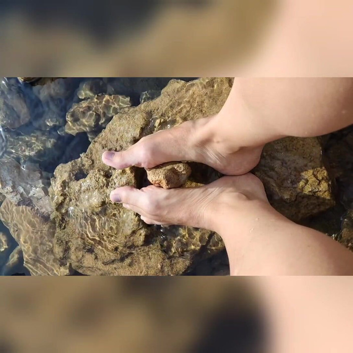 Hairy couple: Footjob di laut