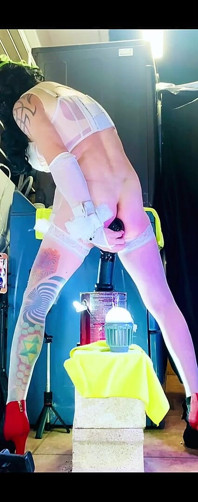 Tranny super panas Benito414 menunggang dildo biru besar