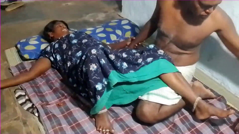 Desi palace: インドDesi妻の不貞の妻を持った夫を楽しんで夫の友人ディック