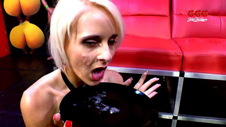 Pornstars fucking Japan Style: Blond nastolatka w Bukkake Blowbang i spust połykać Ggg John...