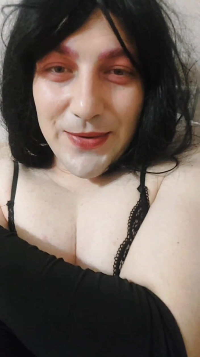 Kitty_Cross: Wajah si banci cantik gotik kulit putih ini dientot habis-habisan