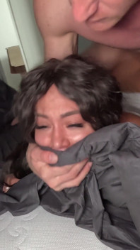 그는 실수로 나를 열심히 촬영하고 따먹기 시작했다.