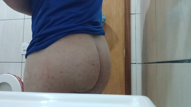 amateurbrazilian: Haar kont laten zien in de badkamer van mijn stiefvader