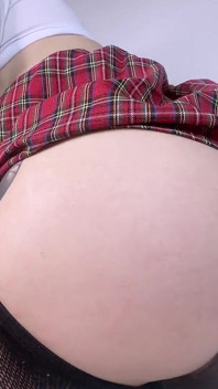 Hübsche Frau fickt sich mit einem großen dildo in den arsch. Meine Arschnahaufnahme entwickeln
