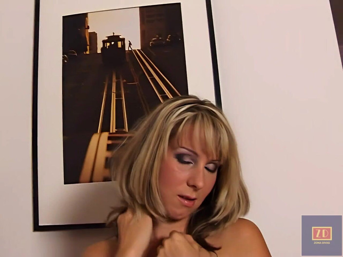 Zona Divas NET: Quente milf Zea jogando vibrador roxo em sua buceta